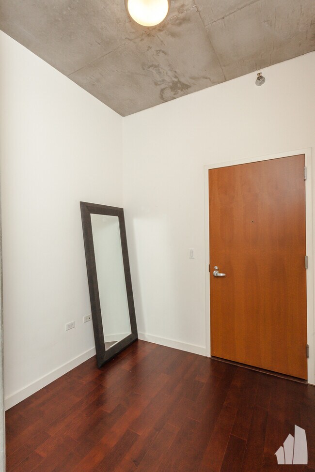 Building Photo - 235 W Van Buren St