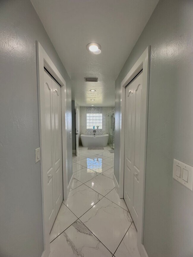 Building Photo - Stunning 3 Bedroom + Den Home with Fence + Screened Lanai in Great Location!