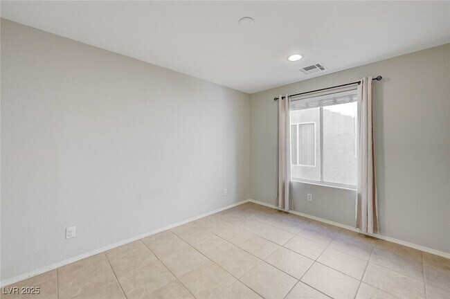 Building Photo - 2586 Begonia Valley Ave