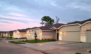 Building Photo - 9902 Grosbeak Ln