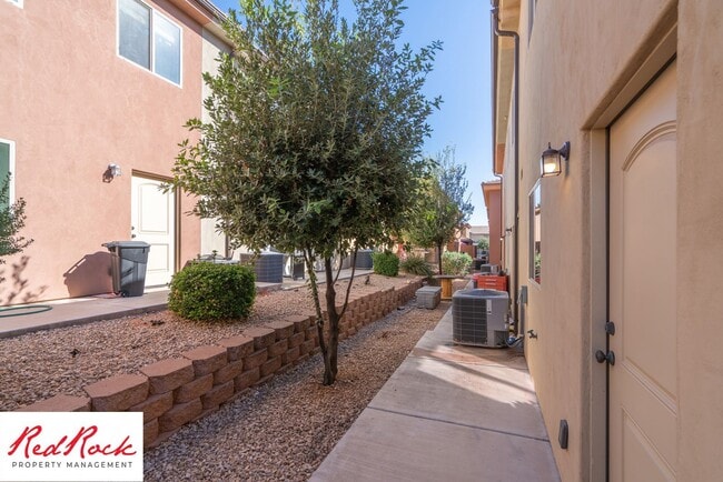 Building Photo - Conveniently located 3 Bedroom Townhome