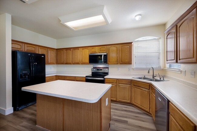 Building Photo - Move-In Ready 5-Bedroom With New Vinyl Floors