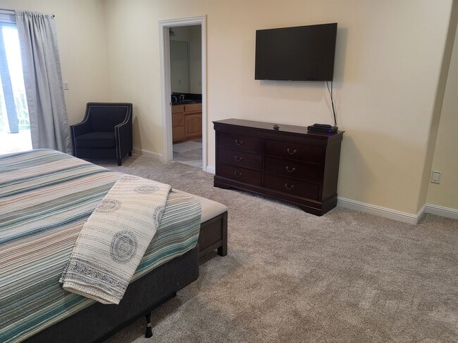 Building Photo - 5 bed 3 bath