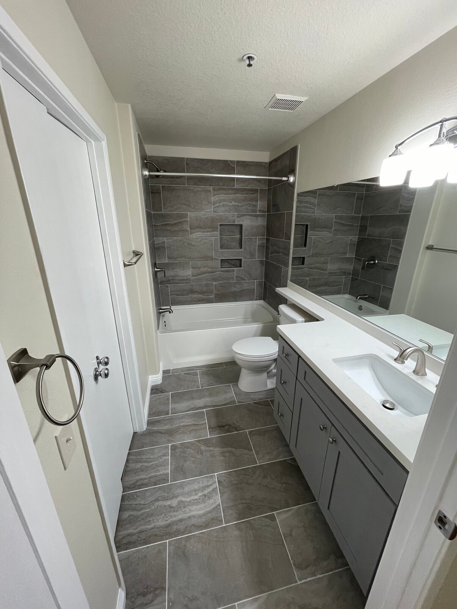 master bath 1 - 2960 Champion Way