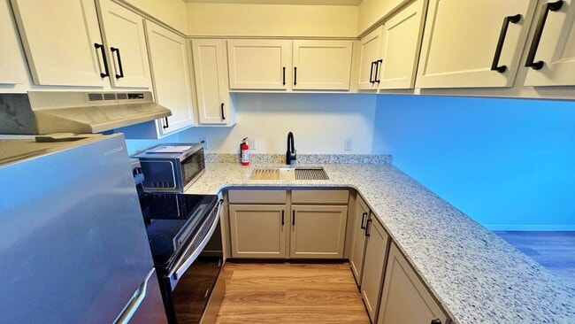Building Photo - Fully Remodeled Sunny & Quiet Top Floor St...