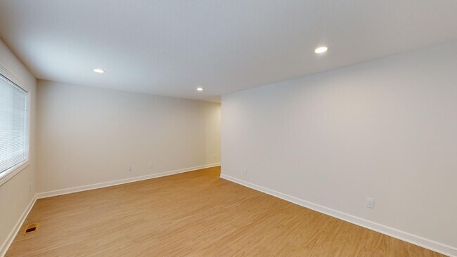Building Photo - 3 Bedroom End Unit