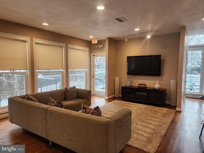 Building Photo - 1504 Lincoln Way