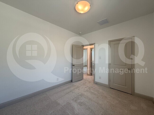 Building Photo - 904 Santa Lucia Dr