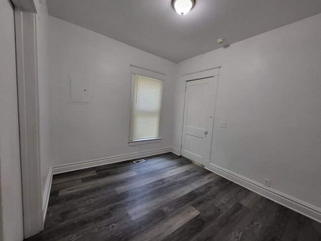 Building Photo - 523 W Maple Ave