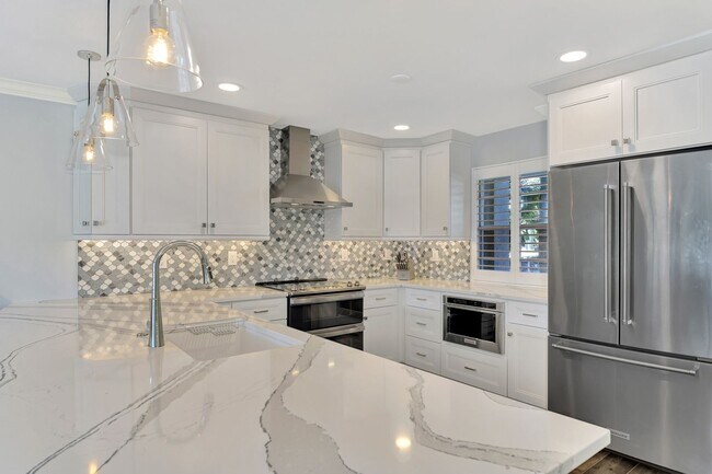 Building Photo - LUXURY LONGBOAT LIVING AT IT’S FINEST! AVA...