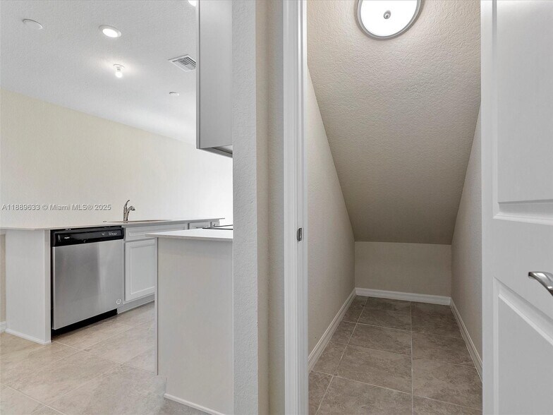Building Photo - 2108 Appleton Cir N