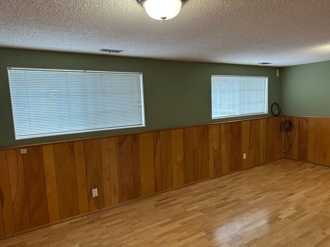 Building Photo - Beautifully updated 4 bedroom 2 bathroom h...