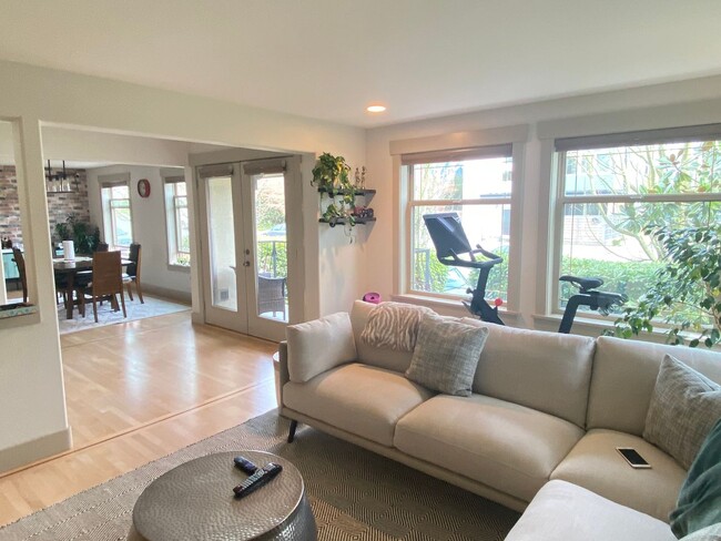 Building Photo - AVAILABLE NOW 3 BD 3.5 BA Townhome in Fremont