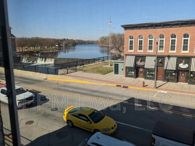 Building Photo - 107 1st St E