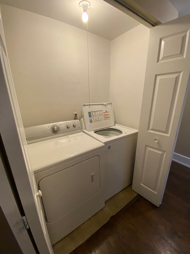 Building Photo - Renovated huge 2br/1ba in Shaw neighborhood,