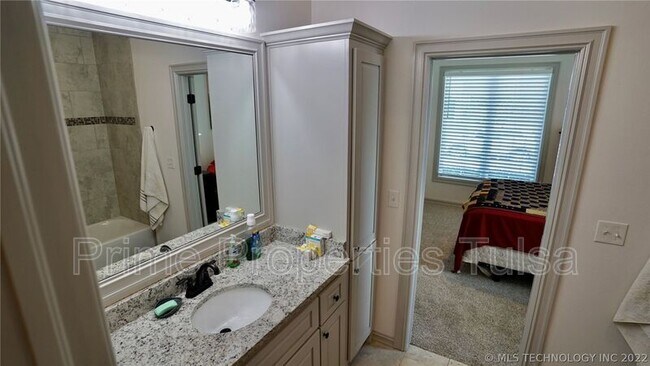 Building Photo - 12912 S 6th St