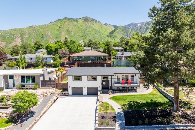 Building Photo - Exquisitely Renovated 4-Bedroom Oasis with Modern Upgrades