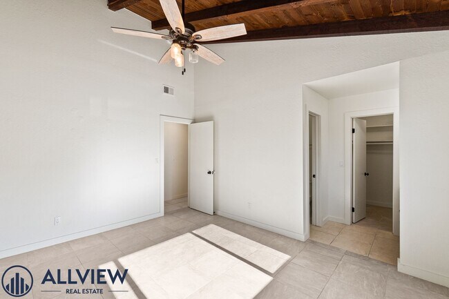 Building Photo - Highly upgraded 3 bed 2 bath condo availab...