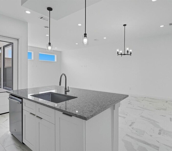Building Photo - 2921 El Fenice Ln