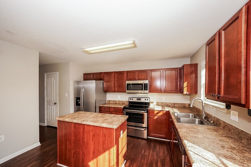 Building Photo - 1418 River Run Rd