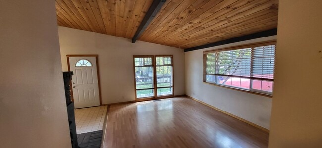 Building Photo - 2 bed 1.5 bath Downtown Bend - Large Master - Fenced Yard