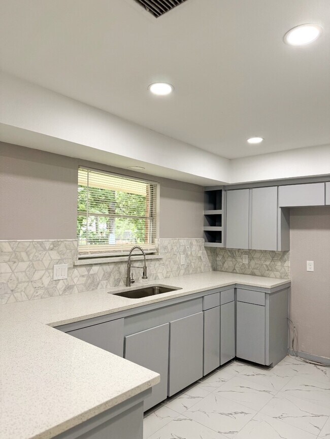 Building Photo - 17903 Wild Oak Dr