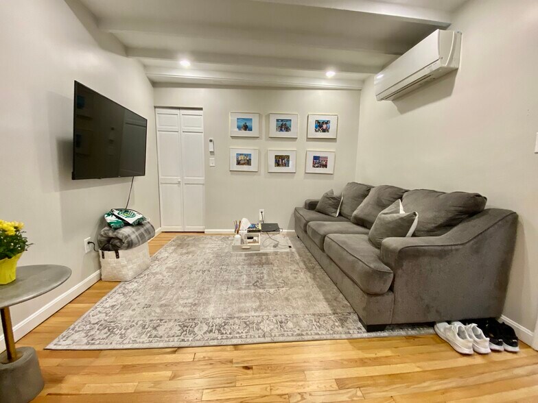 Building Photo - 15 Bond St