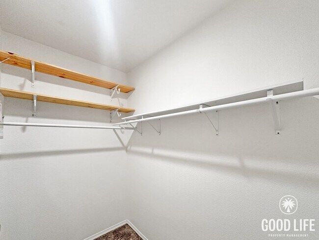 Building Photo - Welcoming 2B/2BA Condo with Balcony, In-Unit Laundry and Pool Access.