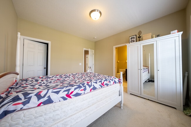 Building Photo - 727 Aster Rd