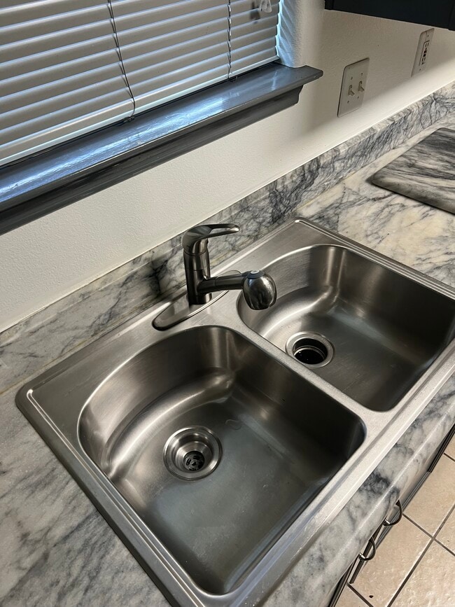 Building Photo - 3016 Hillsdale Ave