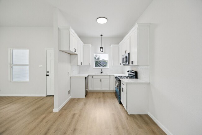 Building Photo - 422 New Hampshire St