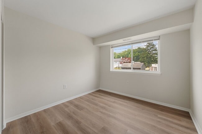 Building Photo - Fairwinds. Renovated and Updated. Spacious 2 bed 2 bath ground level condo in Annapolis!