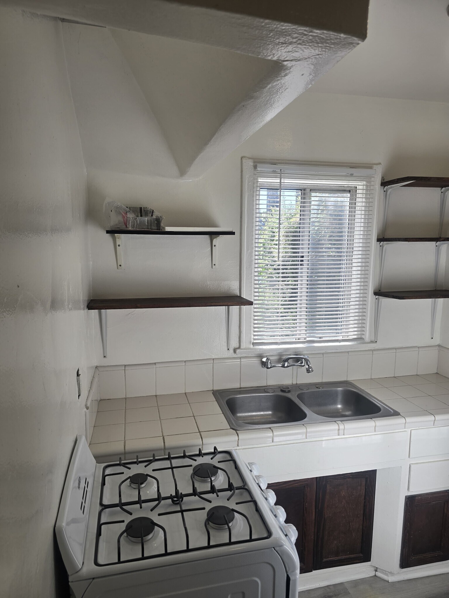 Building Photo - 2808 1/2 Hillcrest Dr