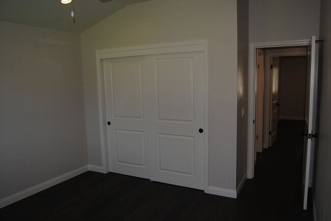Building Photo - 7112 Darrin Ave