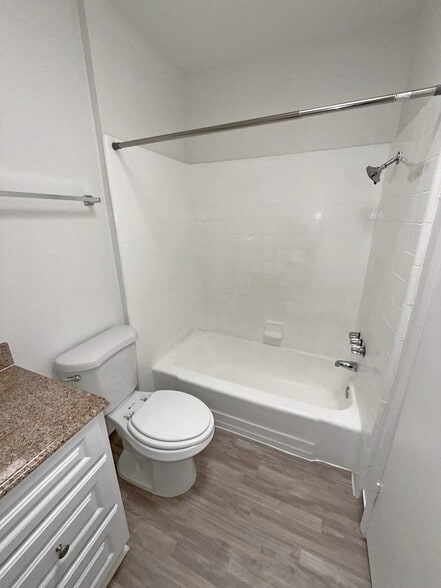 Building Photo - 415 E Cedar Ave