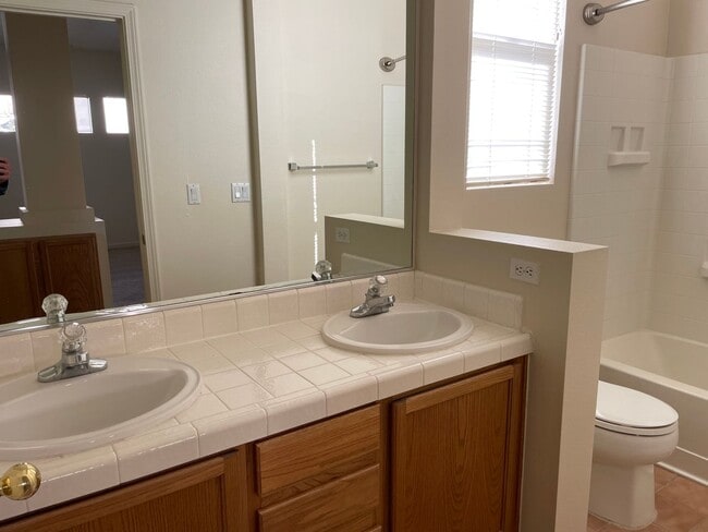 Building Photo - 3 bedroom 2 bath located in Double Diamond