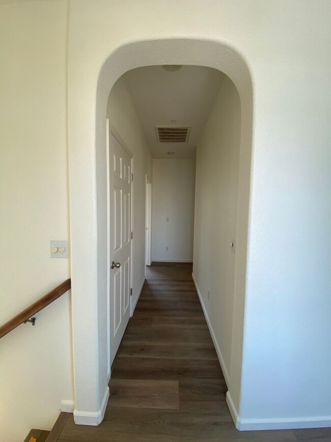 Building Photo - AVAILABLE NOW! Beautiful 3 bedroom 2 Bath ...