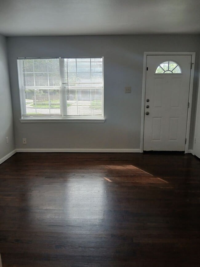 Building Photo - 4 Bedrooms and 1 Bath Near Hwy 75 and Fore...