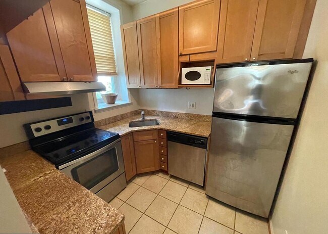 Building Photo - Charming Hill East One Bedroom