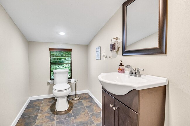 Building Photo - Move In Ready!!