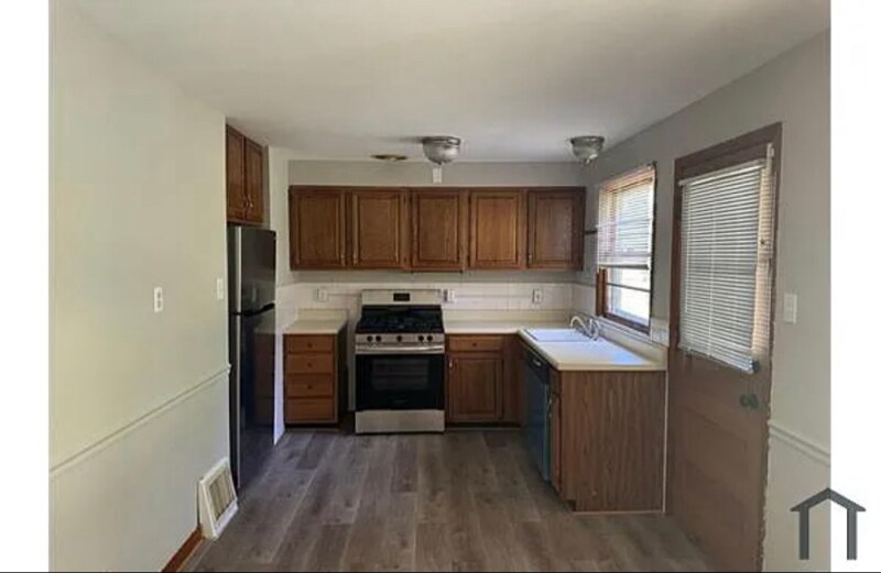 Building Photo - 9924 Gloucester Dr
