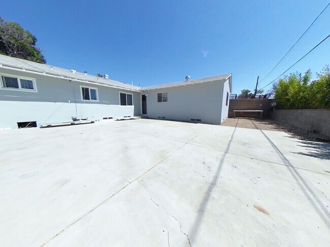 Building Photo - 7 Bedroom 4 Bath Home a hop and a skip to campus- SUPER CLOSE TO CAMPUS!