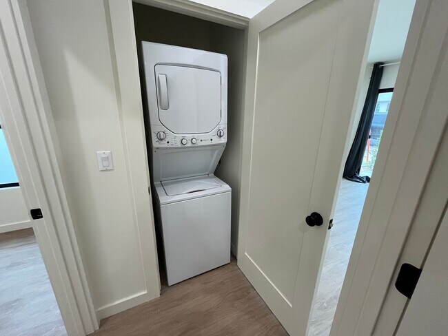 Building Photo - Newly Remodeled 2 Bed 1 Bath Unit in PB