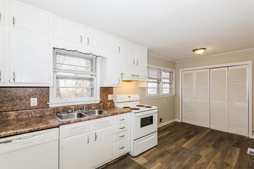 Building Photo - 4775 Ben Hill Rd