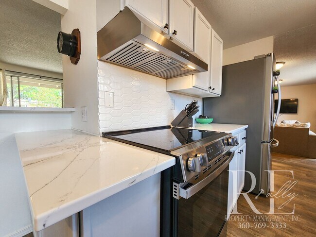 Building Photo - Earthy Warm and Inviting 3-Bd Rambler