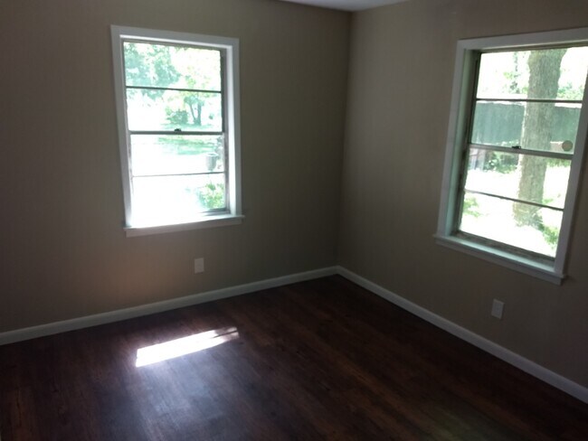 Building Photo - 313 Hickory St