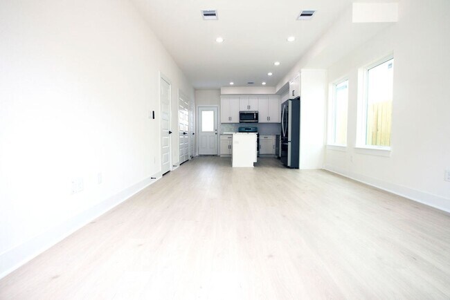 Building Photo - Modern Amenities. Urban Location. Sophisti...