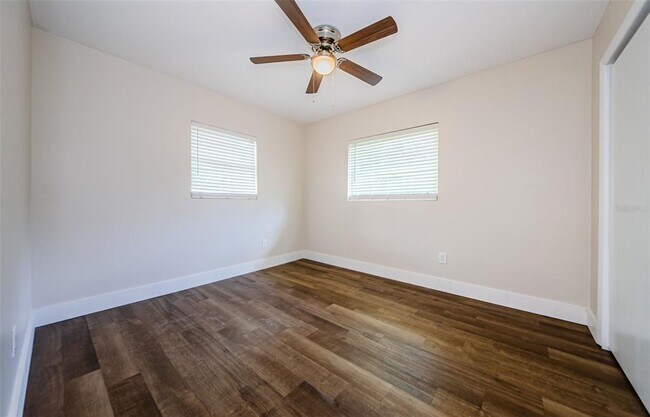 Building Photo - 1310 Robin Hood Ln
