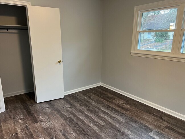 Building Photo - Kent Ohio 2 Bedroom Duplex