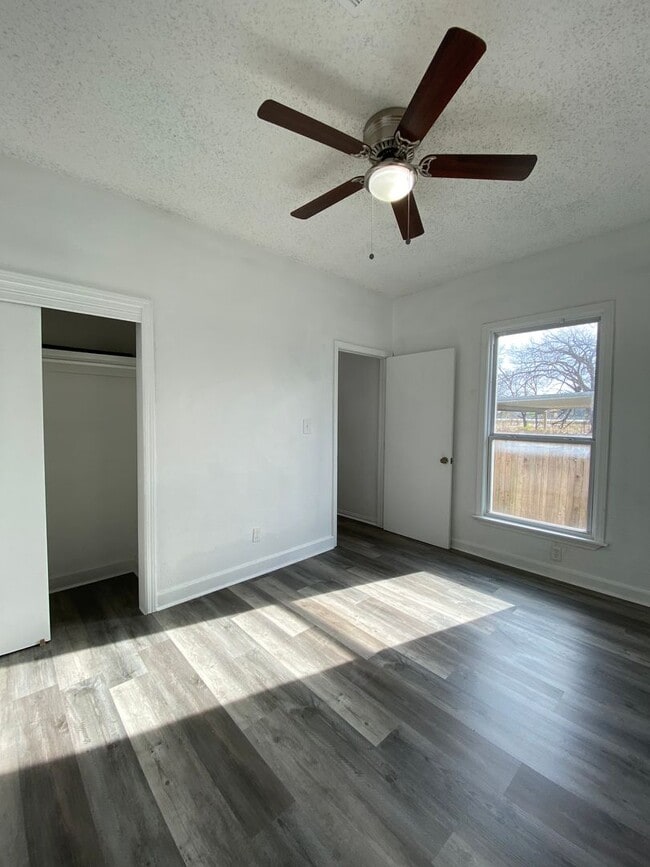 Building Photo - Victor Duplex